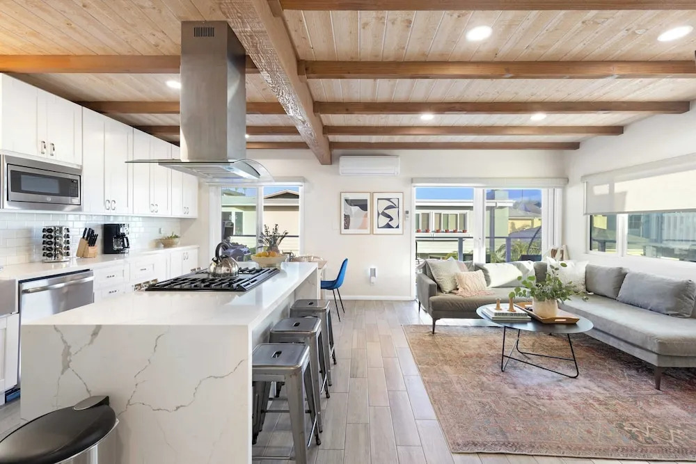 Mission Point 2 by Avantstay Mission Beach Home w/ Large Balcony Steps to Beach!
