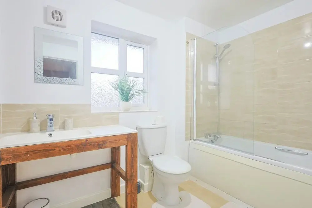 Manchester 3-beds, Sleeps 6 With On-site Parking