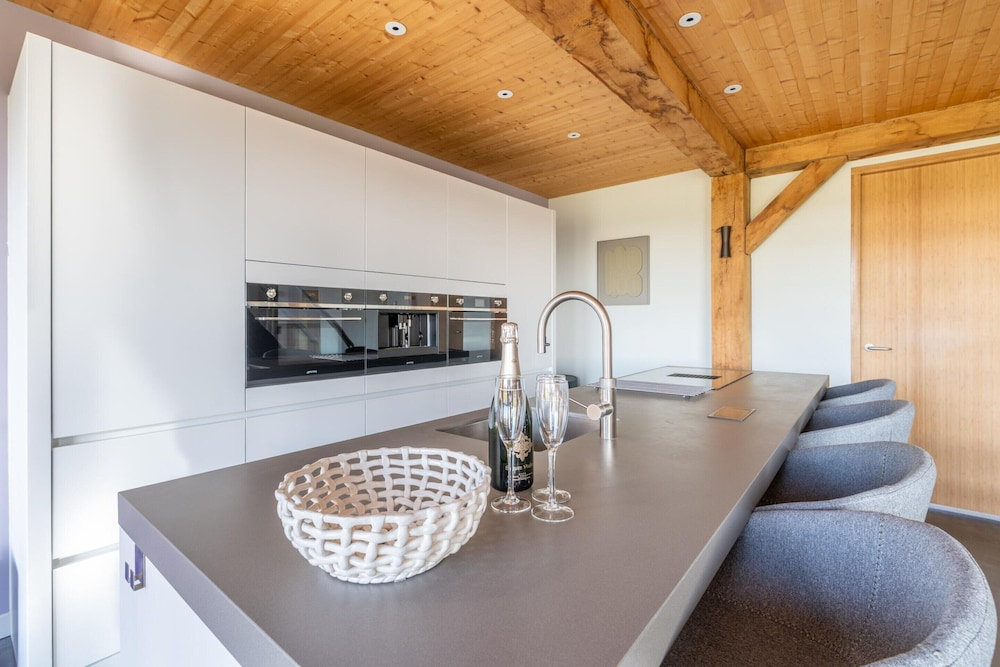 Modern 6-person Villa With Private Hot Tub - Near Beach & Nature
