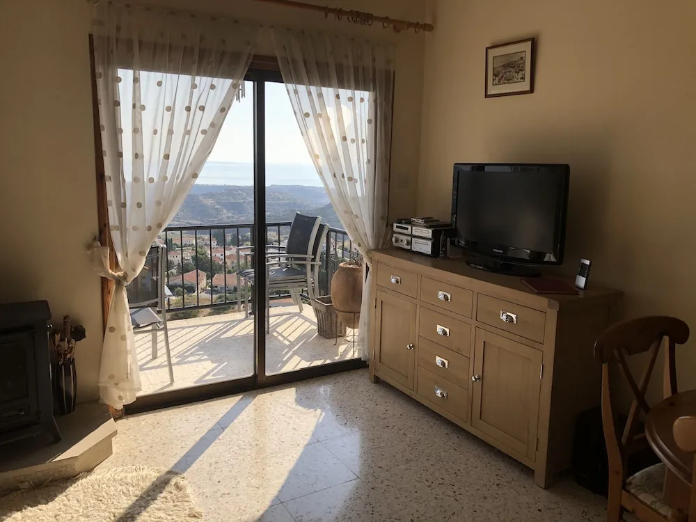 Inviting 2-bed Apartment in Pissouri- Ti Thea