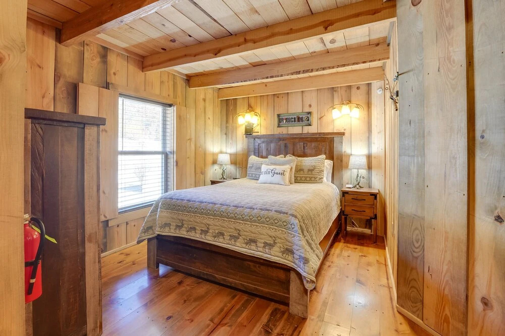 antlers Point Cabin w/ Patio & Grill in Branson