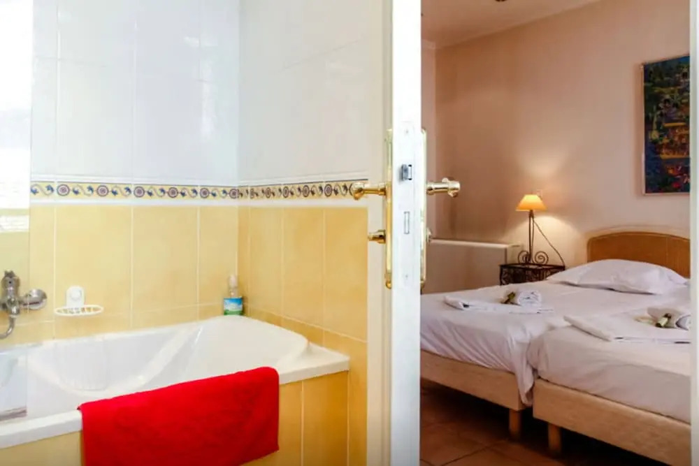 Central 1 Bedroom with 2 Bathrooms