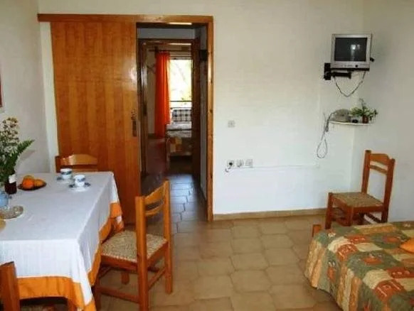 Nikolas Suites
