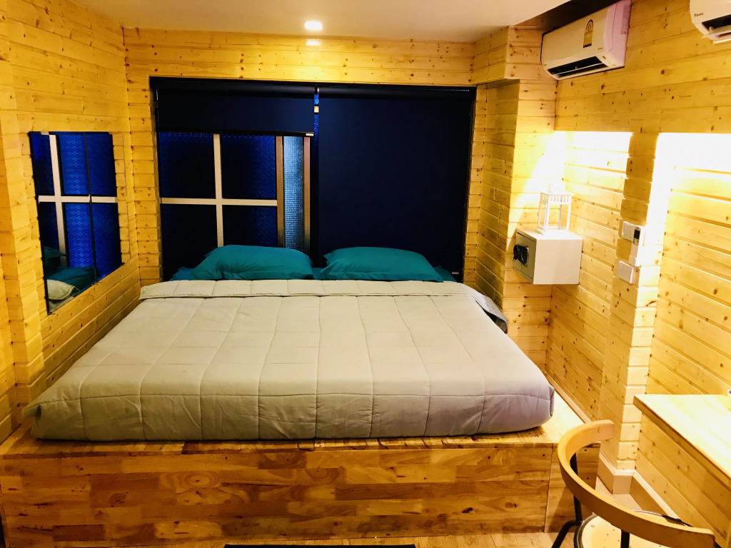 Blu Cabin Ari Stylish Gay Poshtel