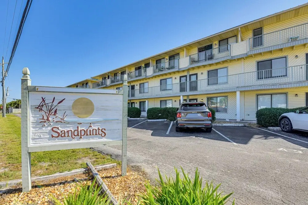 < Half-mi to Beach: Quaint Destin Condo