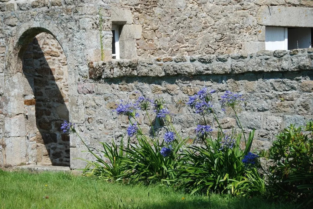 House With 2 Bedrooms in Jugon-les-lacs, With Furnished Garden and Wif