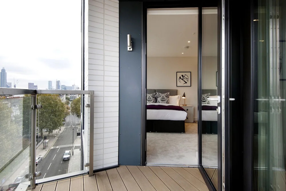 Contemporary Victoria Home by the River Thames