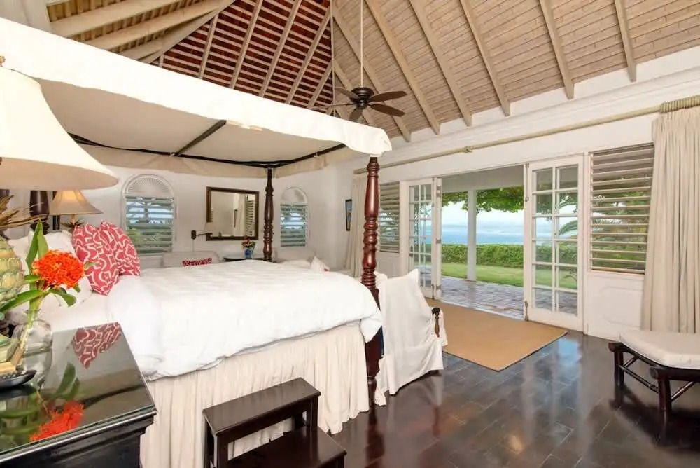 Luxury 8BR Hilltop Villa Sweeping Sea Views Private Pool