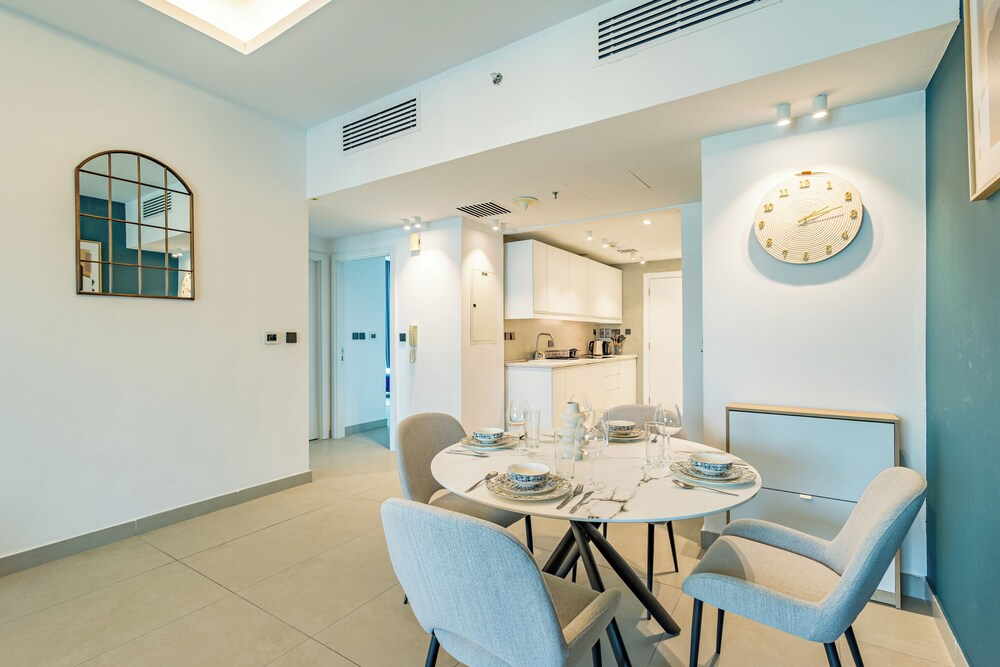 SuperHost - Exclusive 25th Floor Retreat with Marina Views