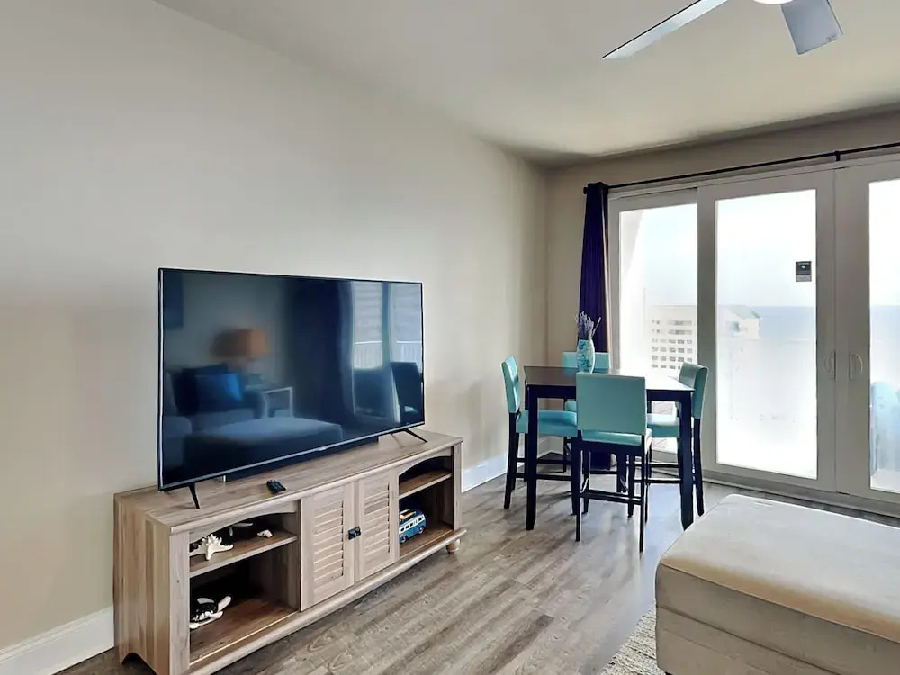 Laketown Wharf #1126
