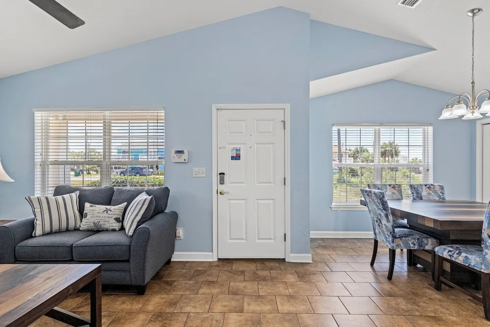 Charming 3bd/2ba Home Close to the Beach! Sleeps 8!