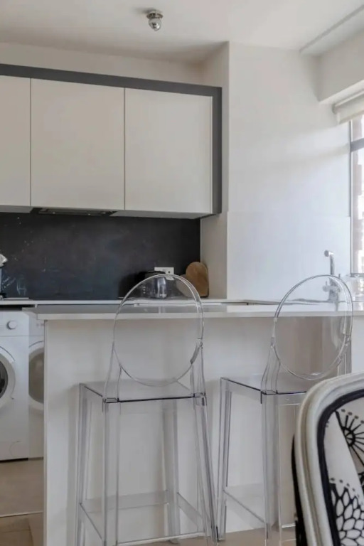Sleek & Stylish 1BD Flat w/ Balcony - Kings Road
