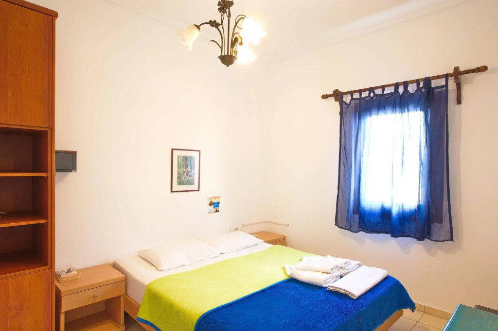 Birds Villa Apartments with Heated Pool - Including Car and Breakfast