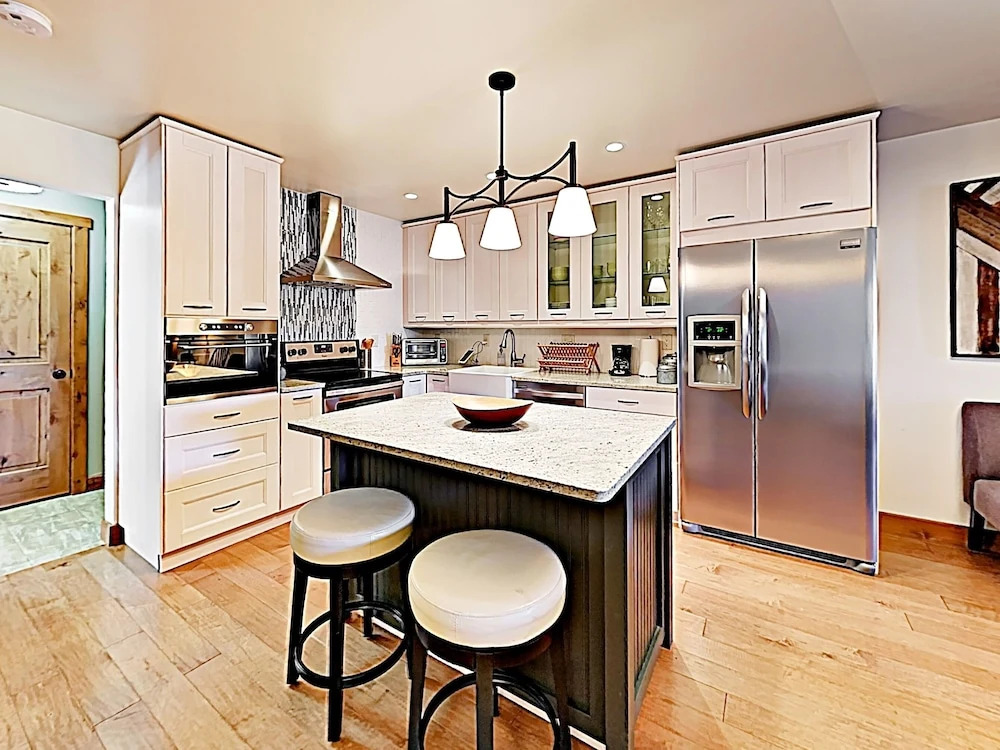 New Listing! Renovated W/ Spa - Near Skiing 2 Bedroom Condo