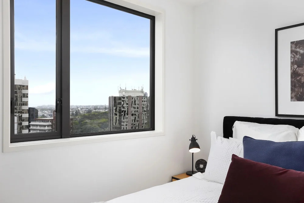 Newly refurbished penthouse apartment w carpark!
