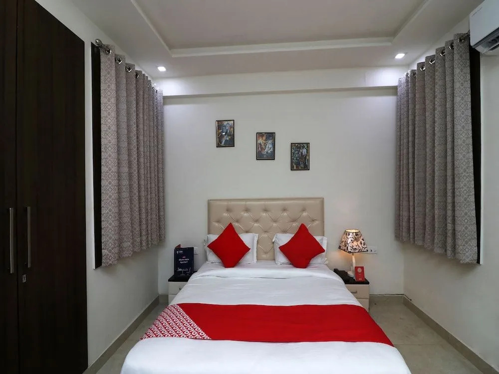 OYO 23221 Amigos Suites