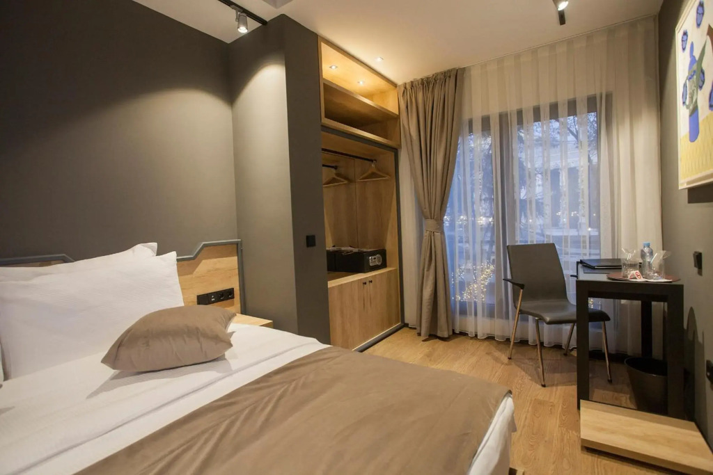 Solun's Riversides Room
