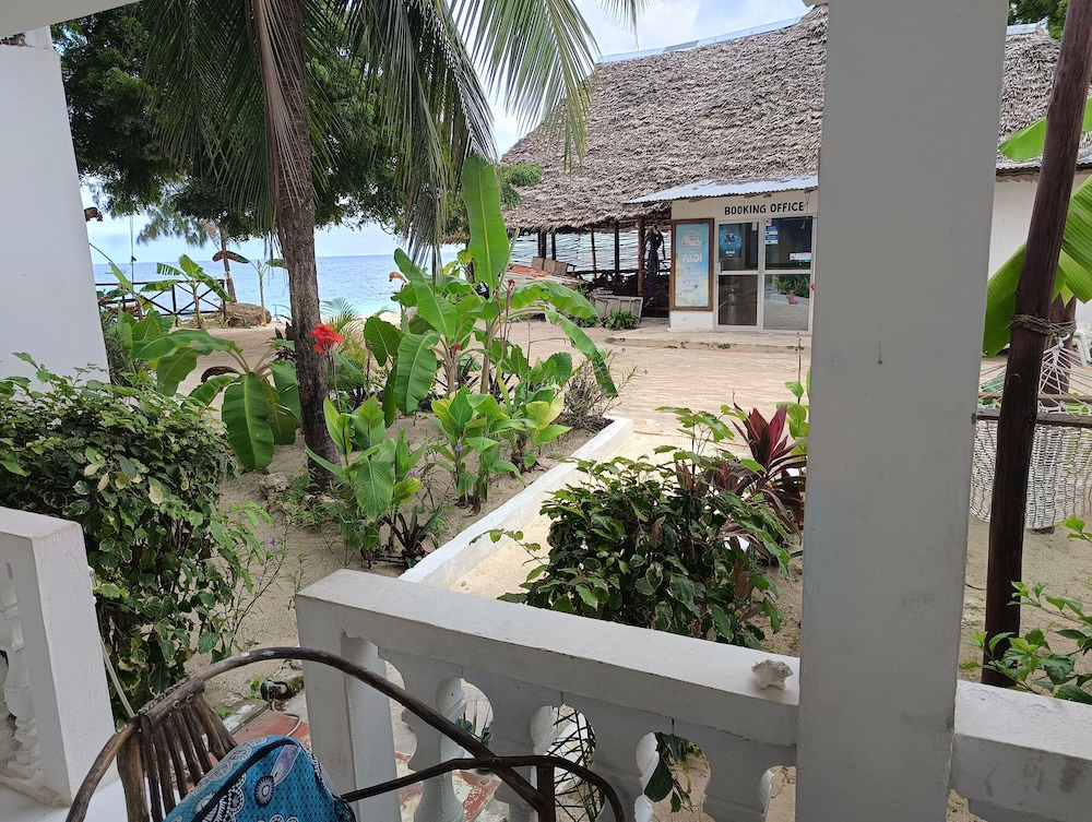 Zanzi beach hotel