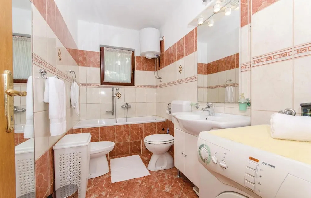 Awesome Home in Solin with WiFi, 8 Bedrooms & Hot Tub