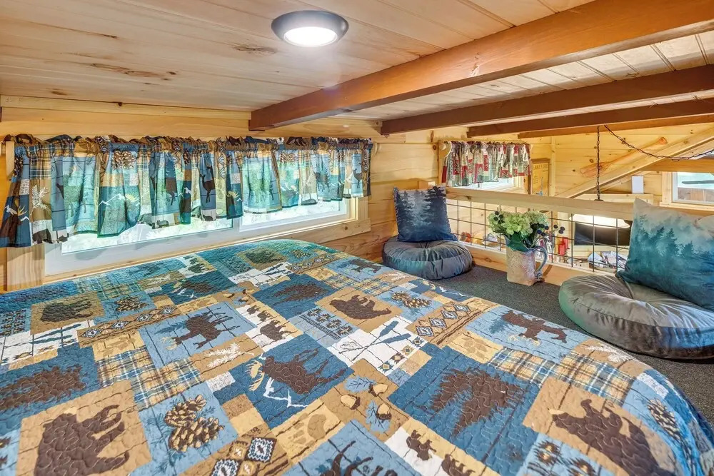 7 Mi to Lake Lure: Mill Spring Cabin w/ Hot Tub