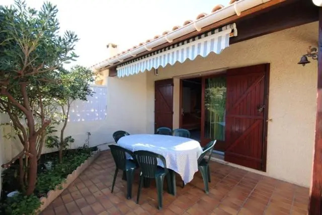 Villa 6 couchages 3 chambres terrasse ombragée parking dans résidence sécurisée piscine commune 400m de la mer LRJP93