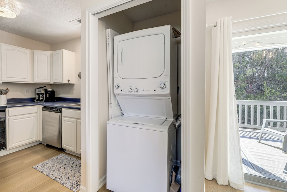 Well-equipped Emerald Isle Townhome: Pets Welcome!