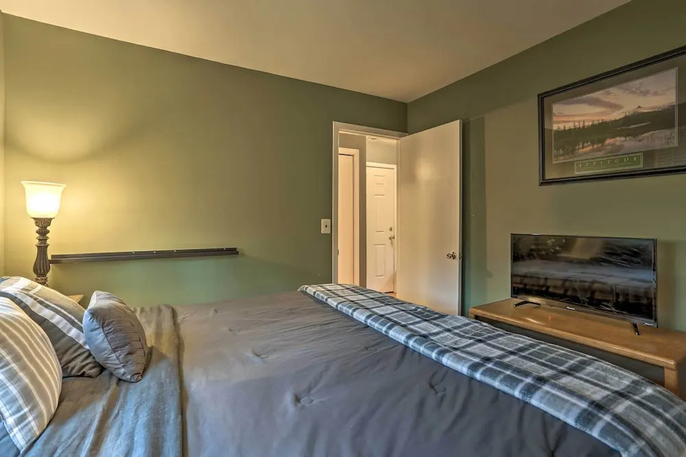 Pet-friendly Townhome w/ Community Hot Tub!