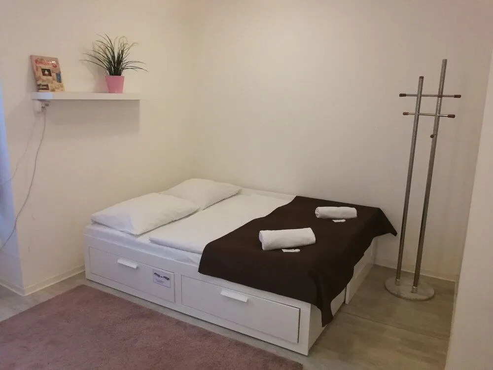 Top Location Economy Studio