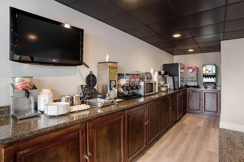 Super 8 by Wyndham Daleville-Fort Novosel
