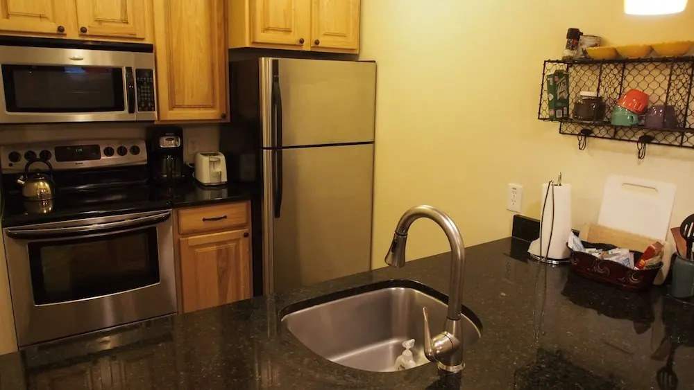 White Pines Silvertown 3-Bedroom Condo -- Walk to Lower Ski Lifts PCMR