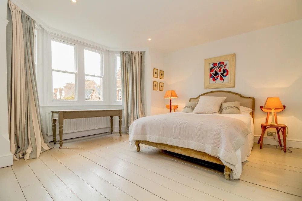 4 Bedroom Canalside Family Home in Oxford