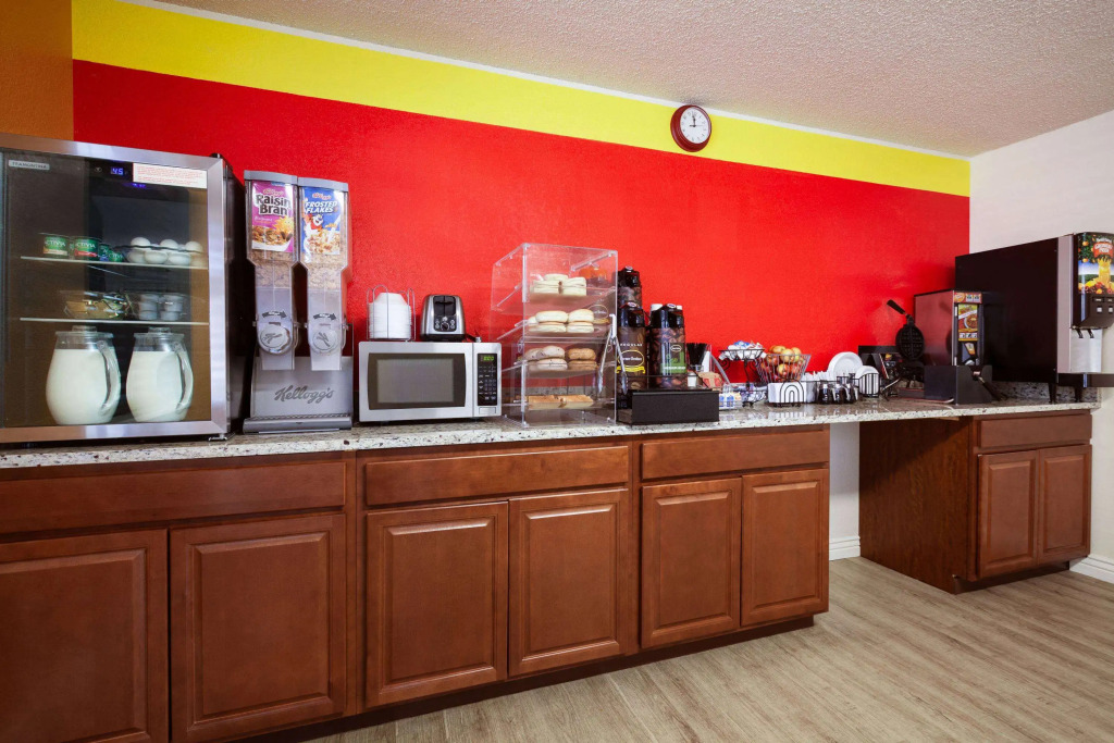 Super 8 by Wyndham Colorado Springs/Afa Area