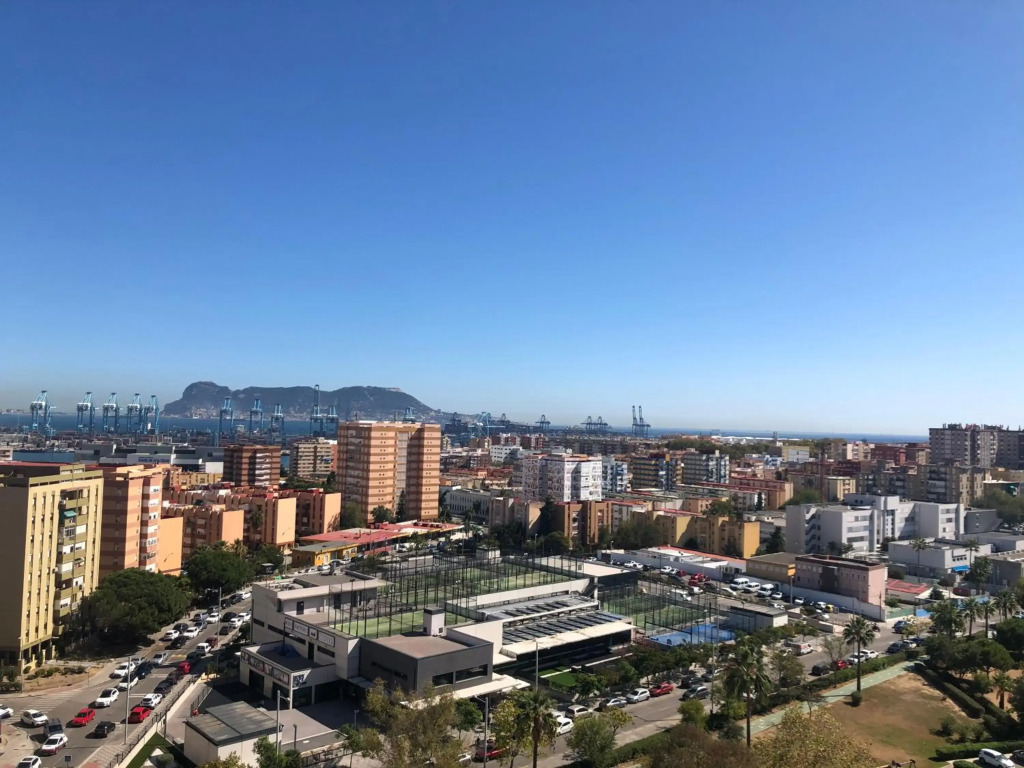 Piso semicentrico con vistas a la bahía de Algeciras