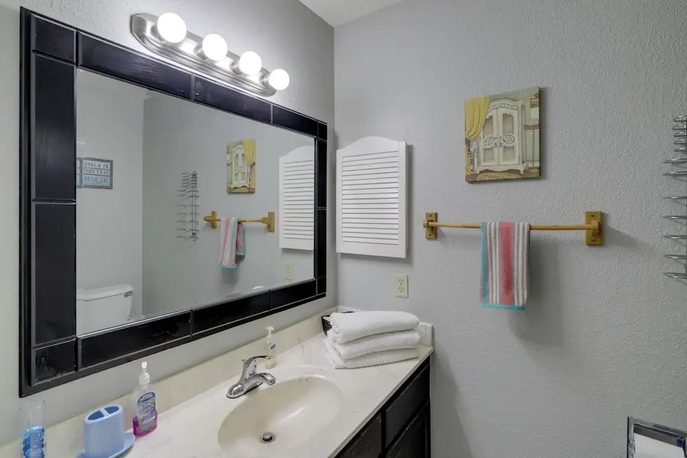 Houston Townhome 4 Mi to Airport: Central Location