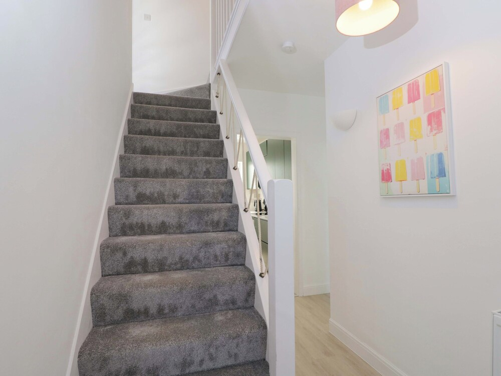 6 Newbridge Gardens