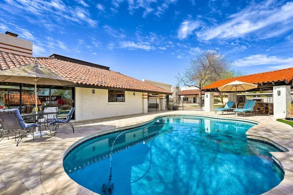 Pool & Putting Green: Group Getaway in Glendale