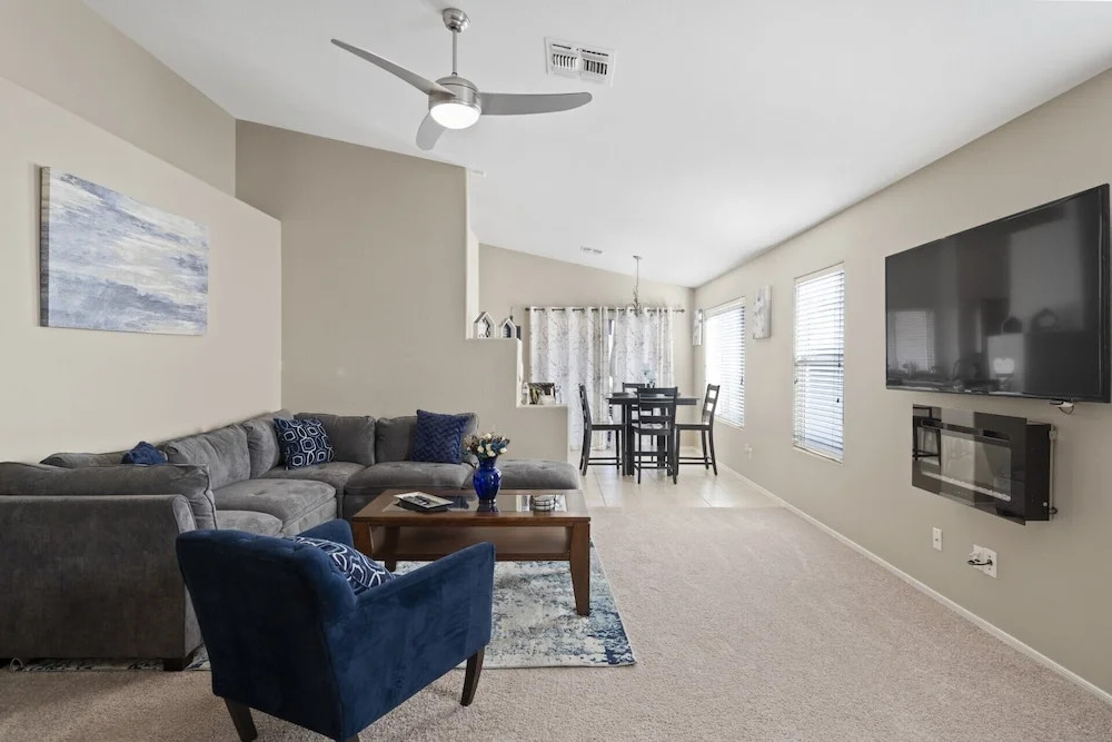 Cozy Hidden Gem - 3BR - 1Den w Backyard