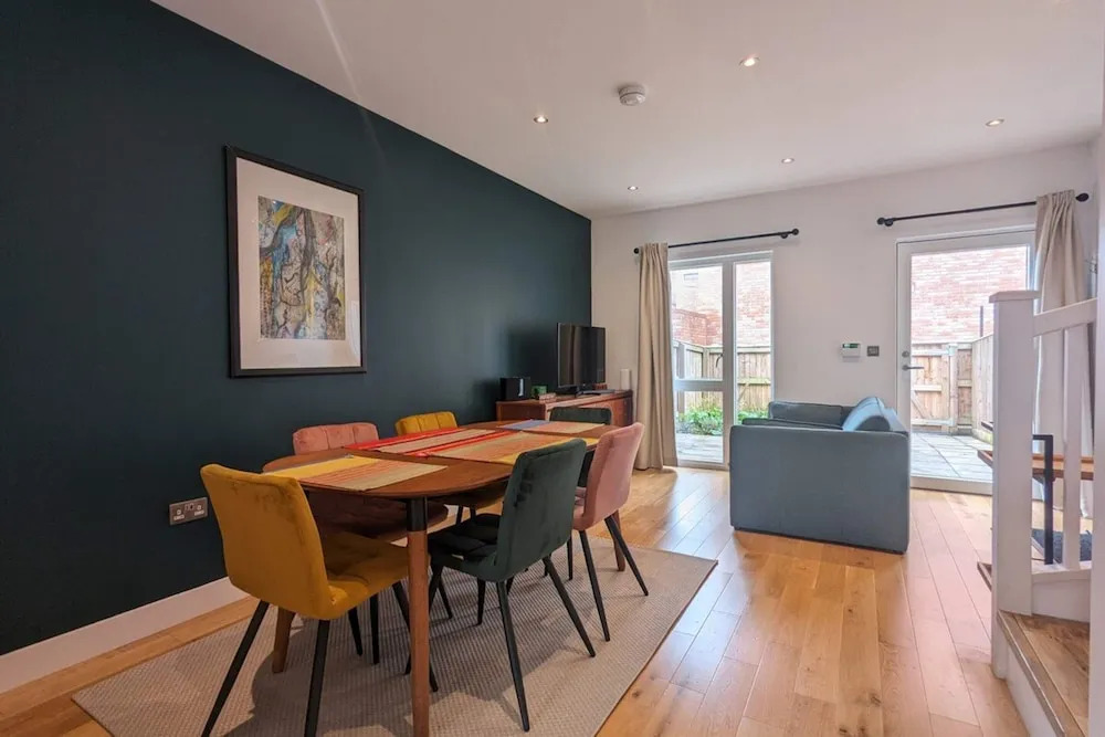 Adelphi Townhouse Contemporary 2 Bed 1 Bath 1 WC
