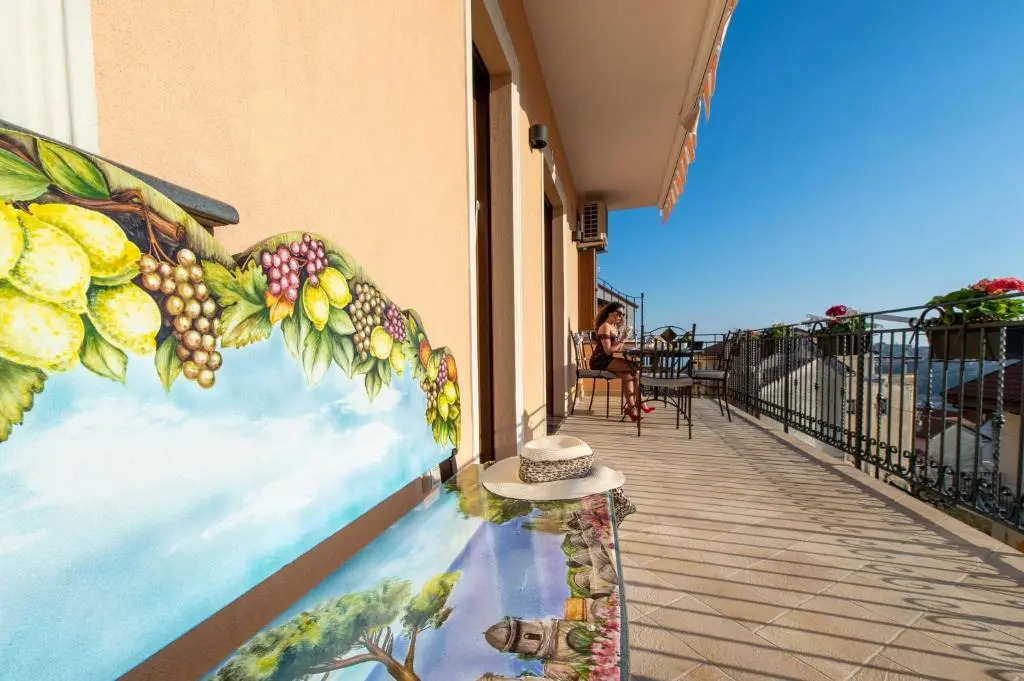 Donna Sofi Holiday House