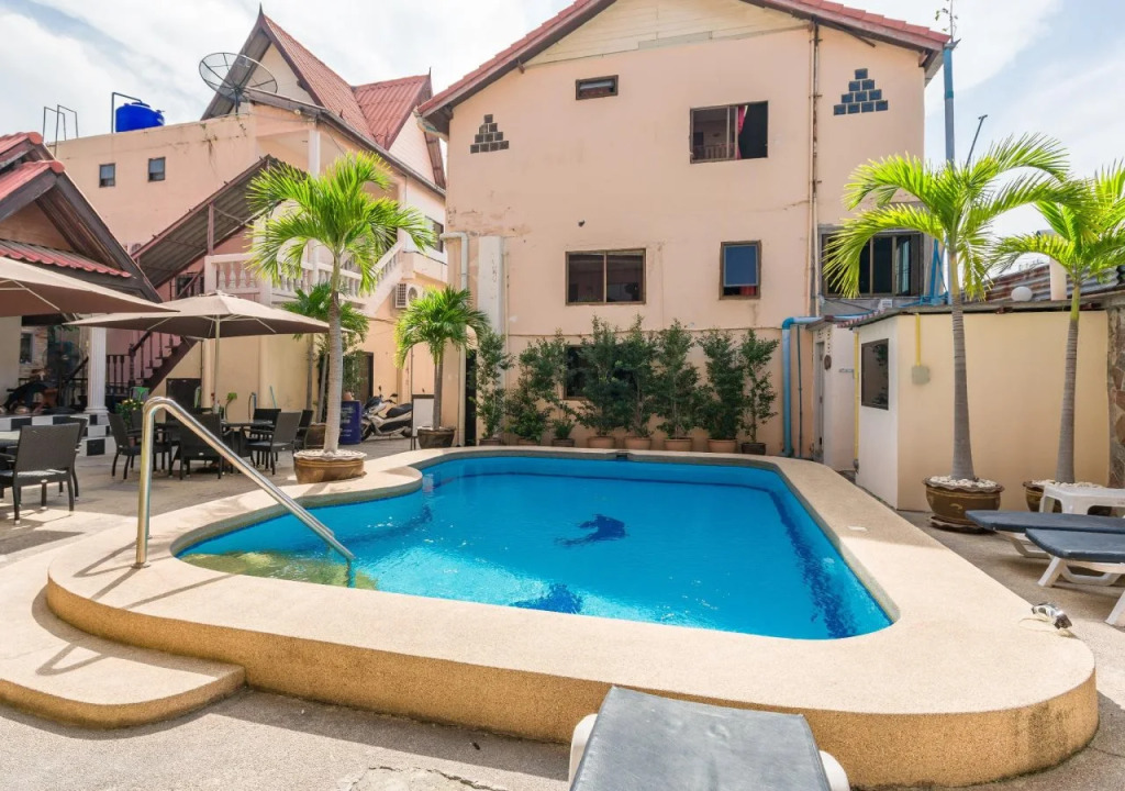 Phratamnak Inn Hotel & Guesthouse - 100 mtr from the beach