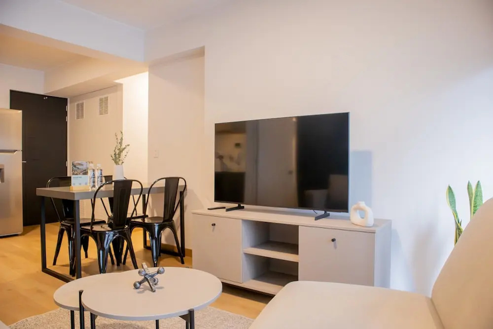 w Magnificent 2BR w/ Balcony in Miraflores