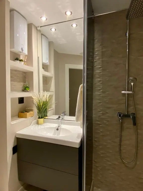 IvArt, City Center, Lux 2BR apartment, 2 Queen Size Beds