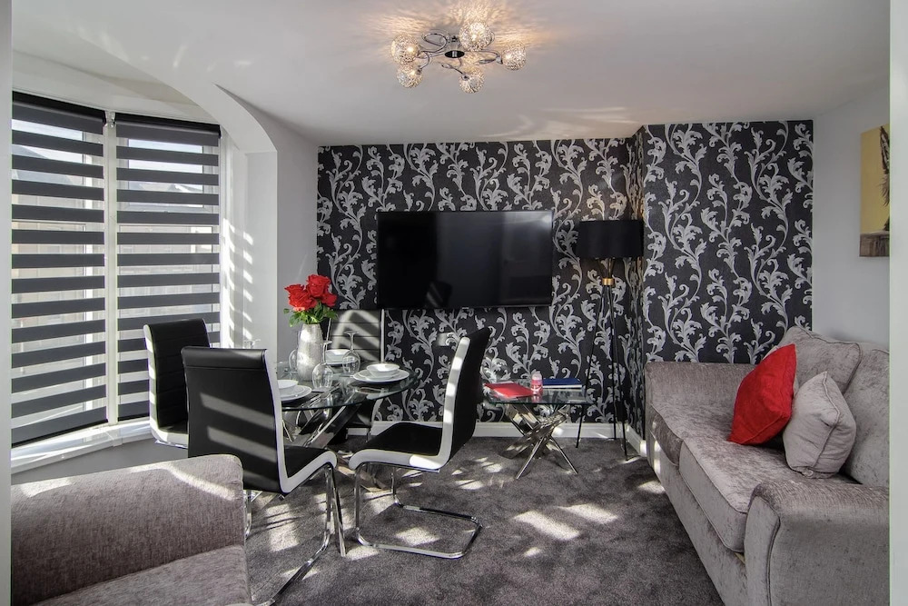 2 Bedrooms Sleeps 6 Near Top Blackpool Attractions
