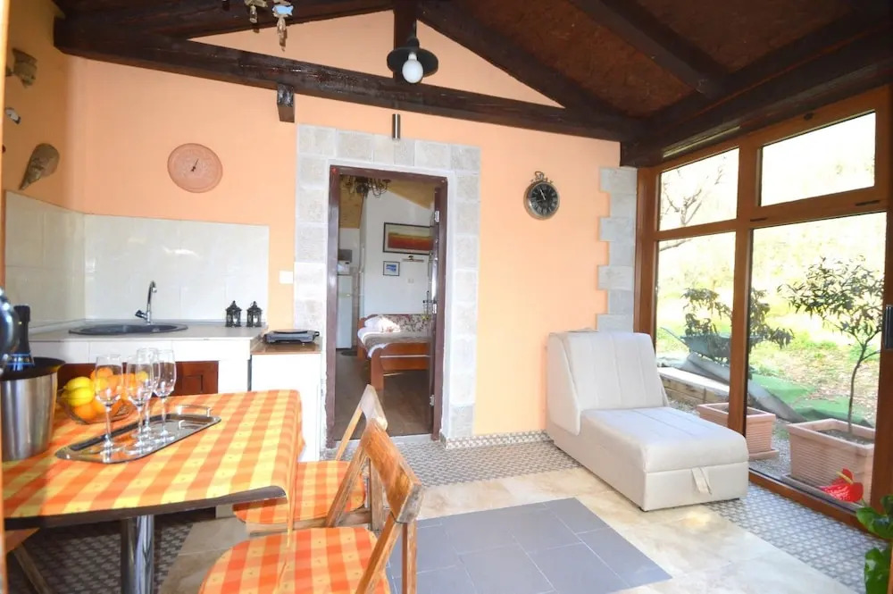 Lazzaro Apartments