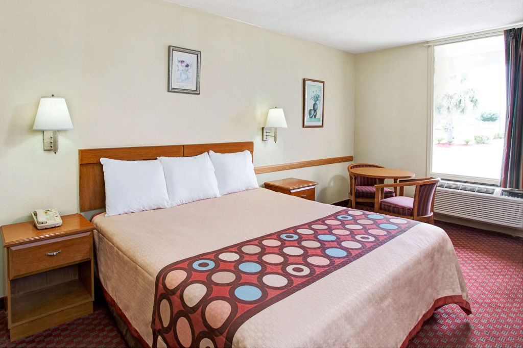 Super 8 by Wyndham Walterboro