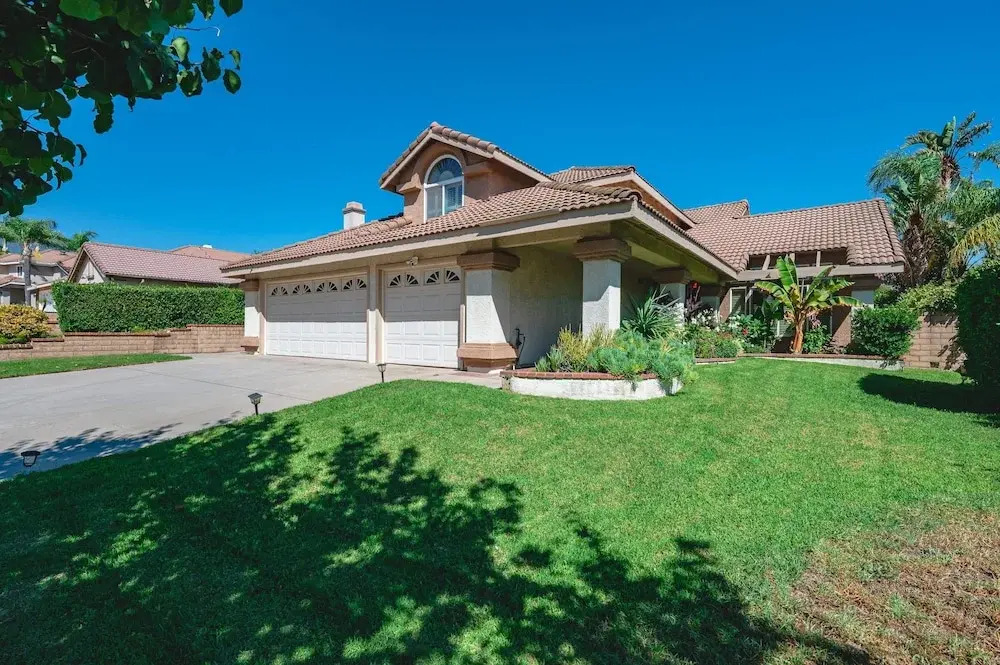 Near ONT Spacious 4BR Family Retreat Safe Area