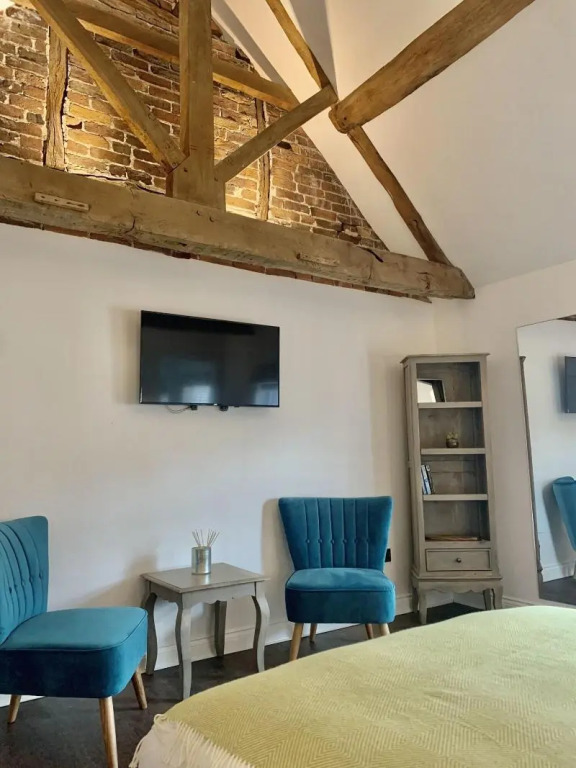 Upstairs at 33 - Self check in boutique accommodation in Worcester Centre