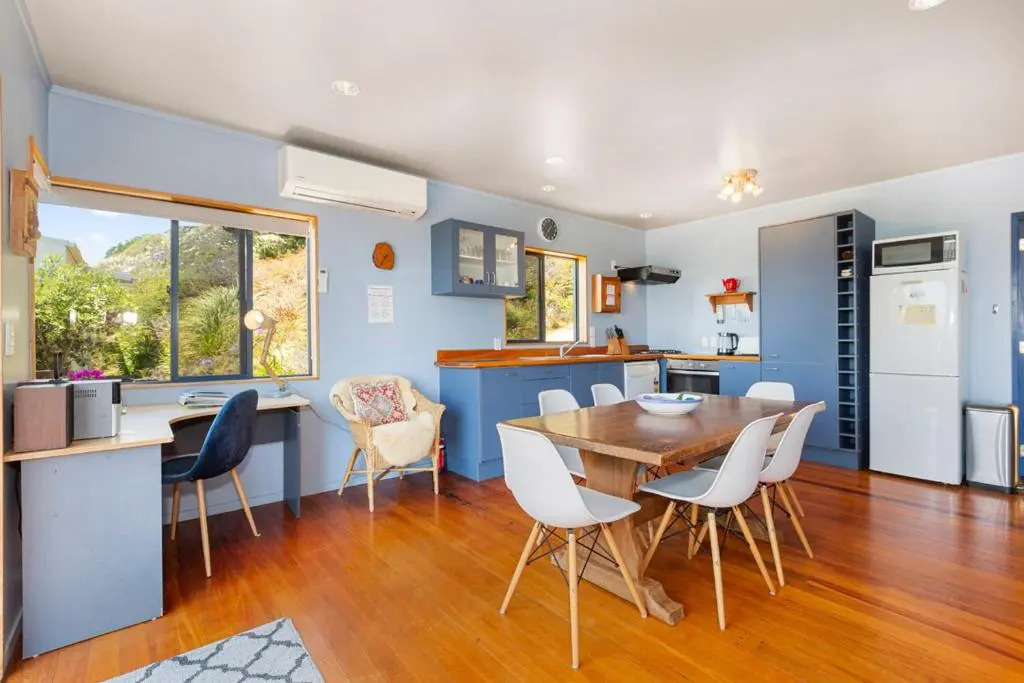The Big Round Window - Raglan Holiday Home