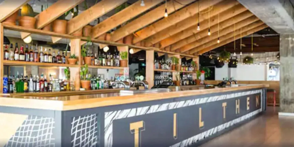 Barrys Beach Road Hotel