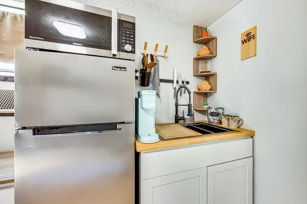 Nurse-ready Guesthouse 3 Mi to Dtwn Jacksonville!